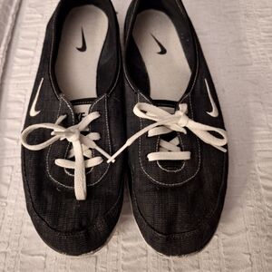 Nike Women's Black and White Tennis Shoes with Classic Swoosh Size 9